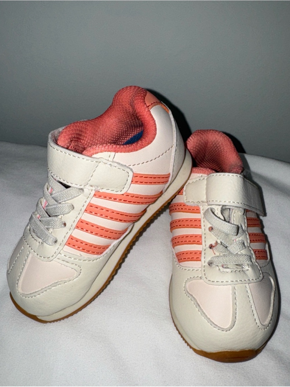 K Swiss Toddler Girls sneakers US Size 5 Crème & Coral Hook/Look closure